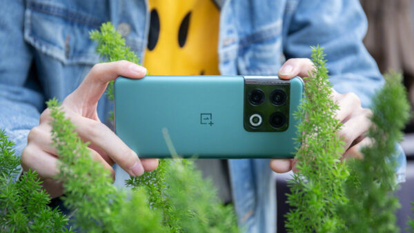 Cận cảnh OnePlus 10 Pro: Thiết kế mới với mặt lưng phủ lụa, camera khủng, chip Snapdragon 8 Gen 1, giá 16.7 triệu đồng